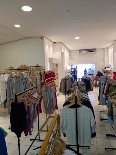 Salón con ropa